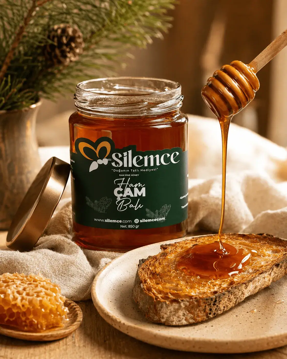 Ham çam balı - Şilemce Ege çam ormanlarından koyu çam balı, ekmek dilimi üzerine akıtılırken