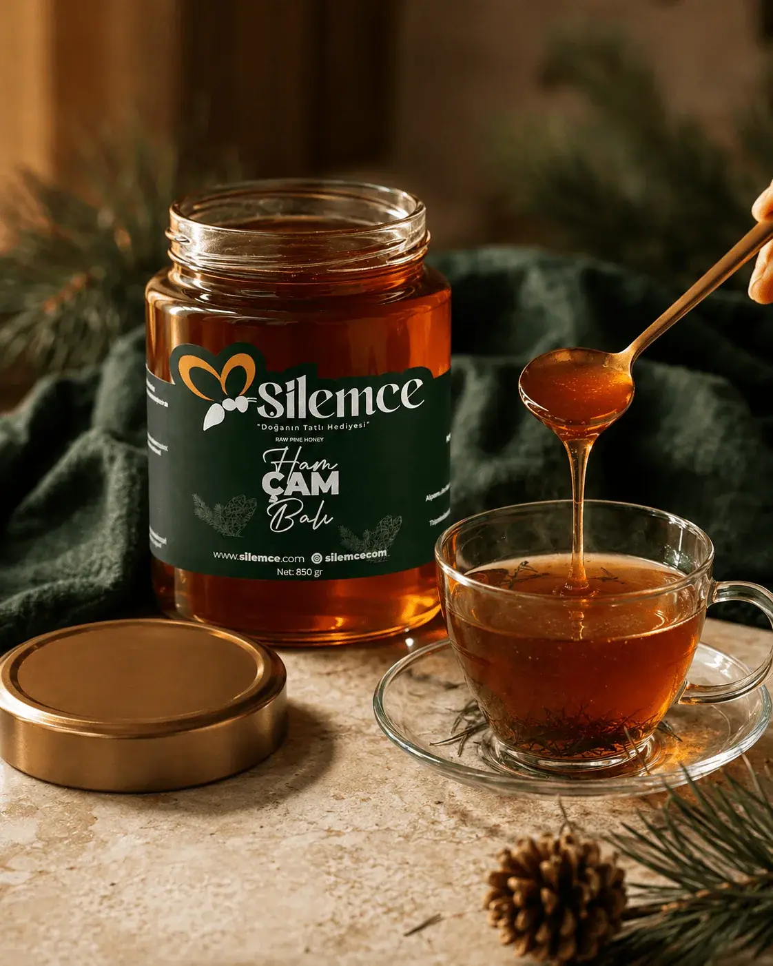 Ham çam balı - Şilemce katkısız çam balı, bal kaşığıyla çay fincanı yanında