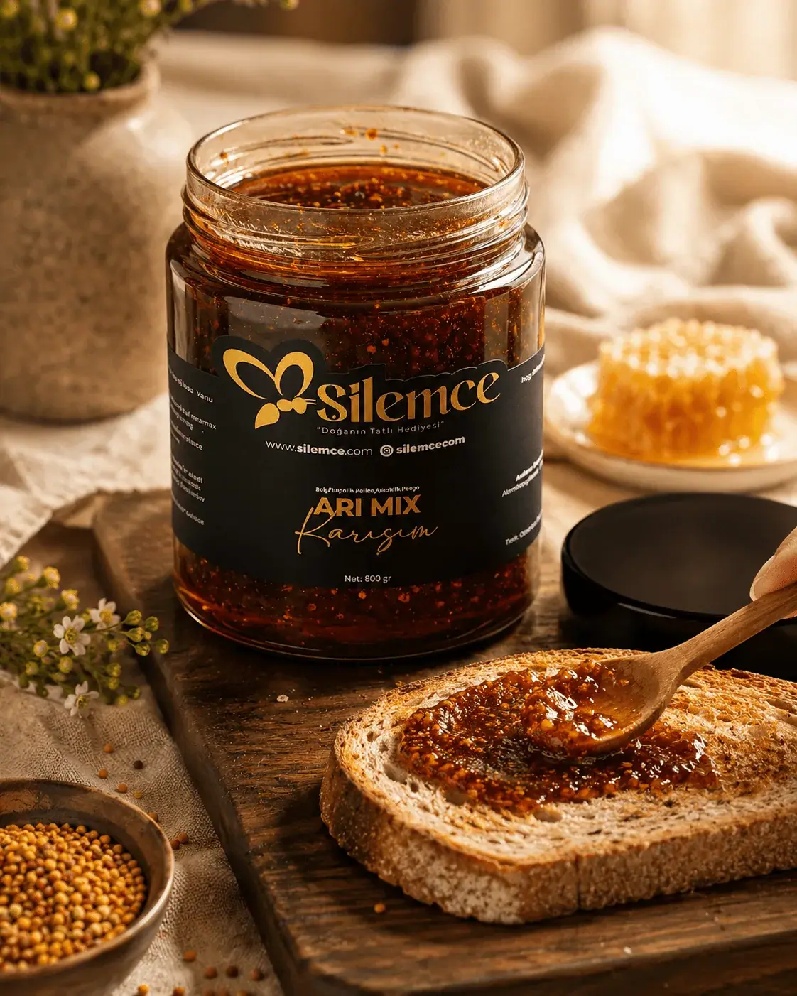 Arı mix karışım - Şilemce bal, polen, propolis ve arı sütü karışımı, ekmek dilimi üzerine sürülmüş