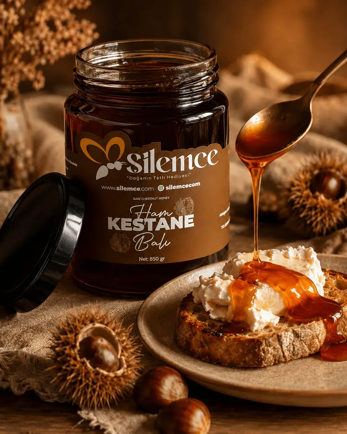 Ham kestane balı - Şilemce Şile kestane ormanlarından koyu kestane balı, peynirli ekmeğe akıtılırken