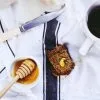Bal ve tahin konusunu anlatan görsel: kahvaltı sofrasında ekmek dilimi ve bal kaşığı